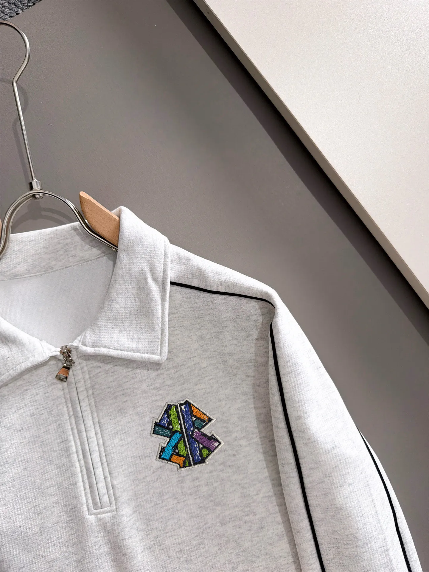 Paris Clover exclusively launches the 2026 autumn and winter New Arrival long-sleeved sweatshirts for men and women. Same Style. Many stars have the same style. Craftsmanship that ordinary small workshops cannot copy. No matter in terms of materials, detail restoration and craftsmanship, we are not afraid of any challenges, just to provide you with wonderful products. Compare the top Original versions at will. No expense is spared just to make it better. Unique imported fabric feel. Purely imported German machine production. Precision operation. Thousands of needles density. A complete set of New Arrival accessories with three standards can be customized simultaneously. Versatile upper body is fashionable, a perfect choice for autumn and winter, and a must-have item. Sizes table: M-4XL (please state your height and weight when placing an order)